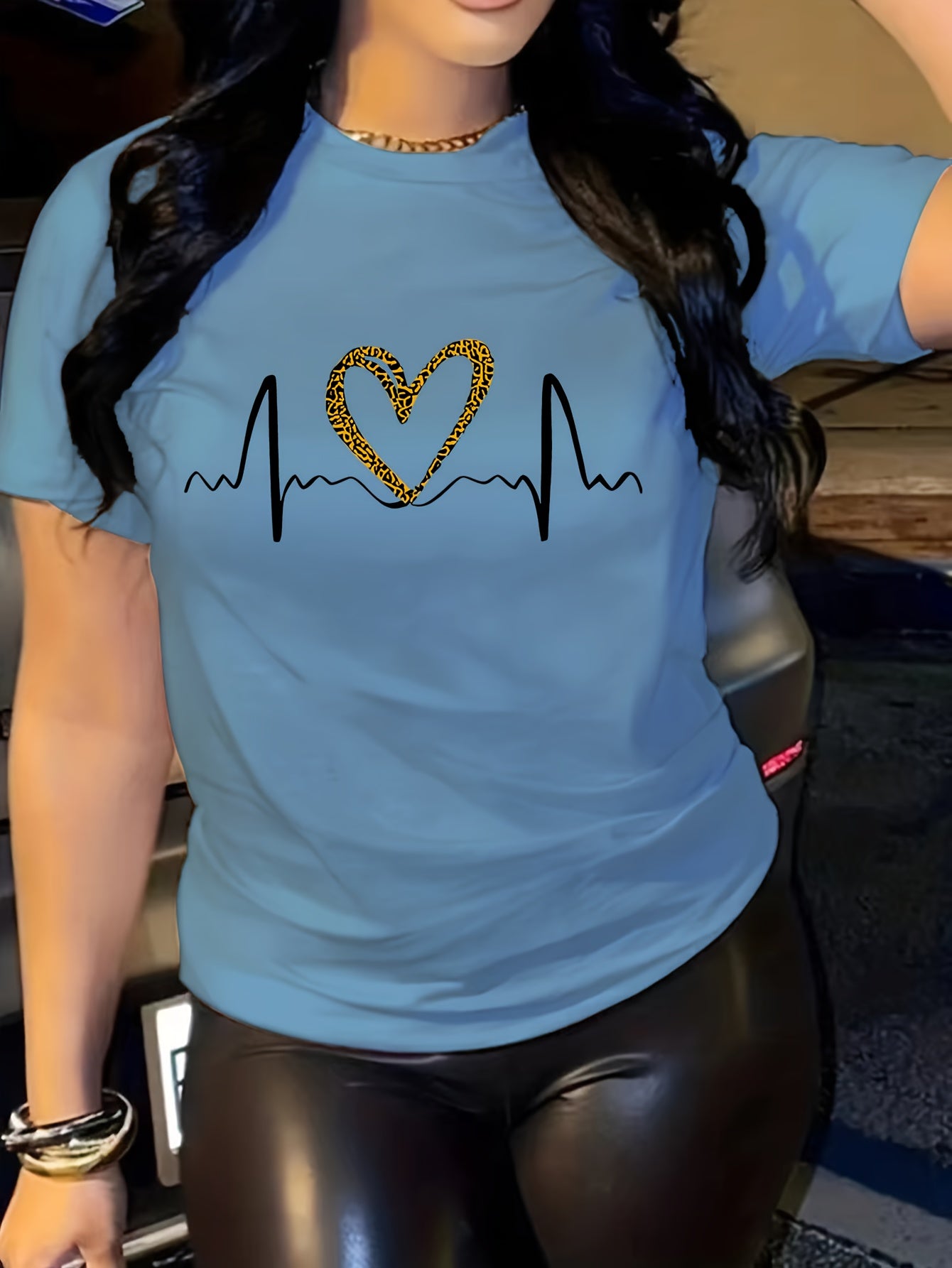 Leopard Heart Print Comfy T-Shirt, Round Neck Short Sleeve Sports Tee, Women's Activewear