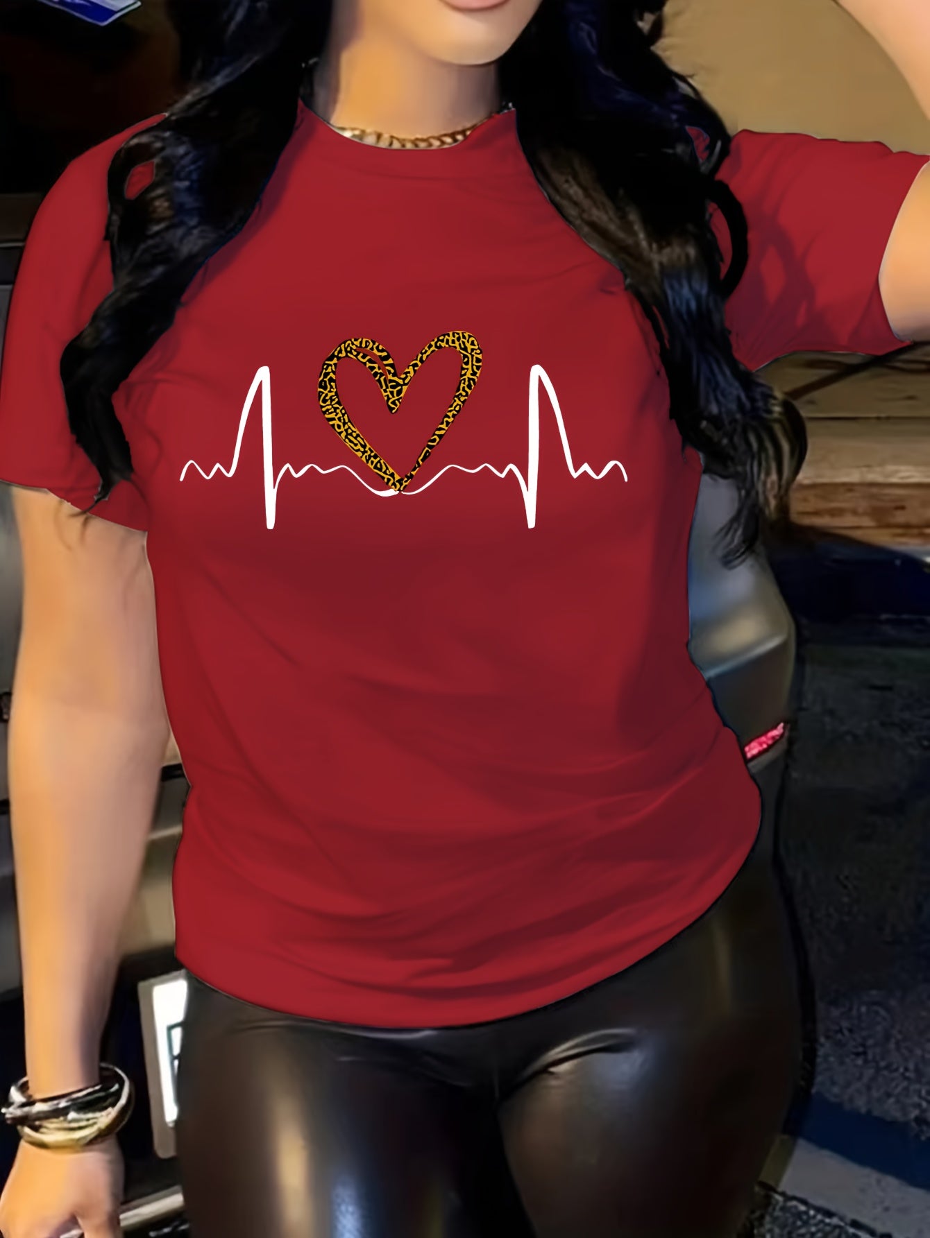 Leopard Heart Print Comfy T-Shirt, Round Neck Short Sleeve Sports Tee, Women's Activewear