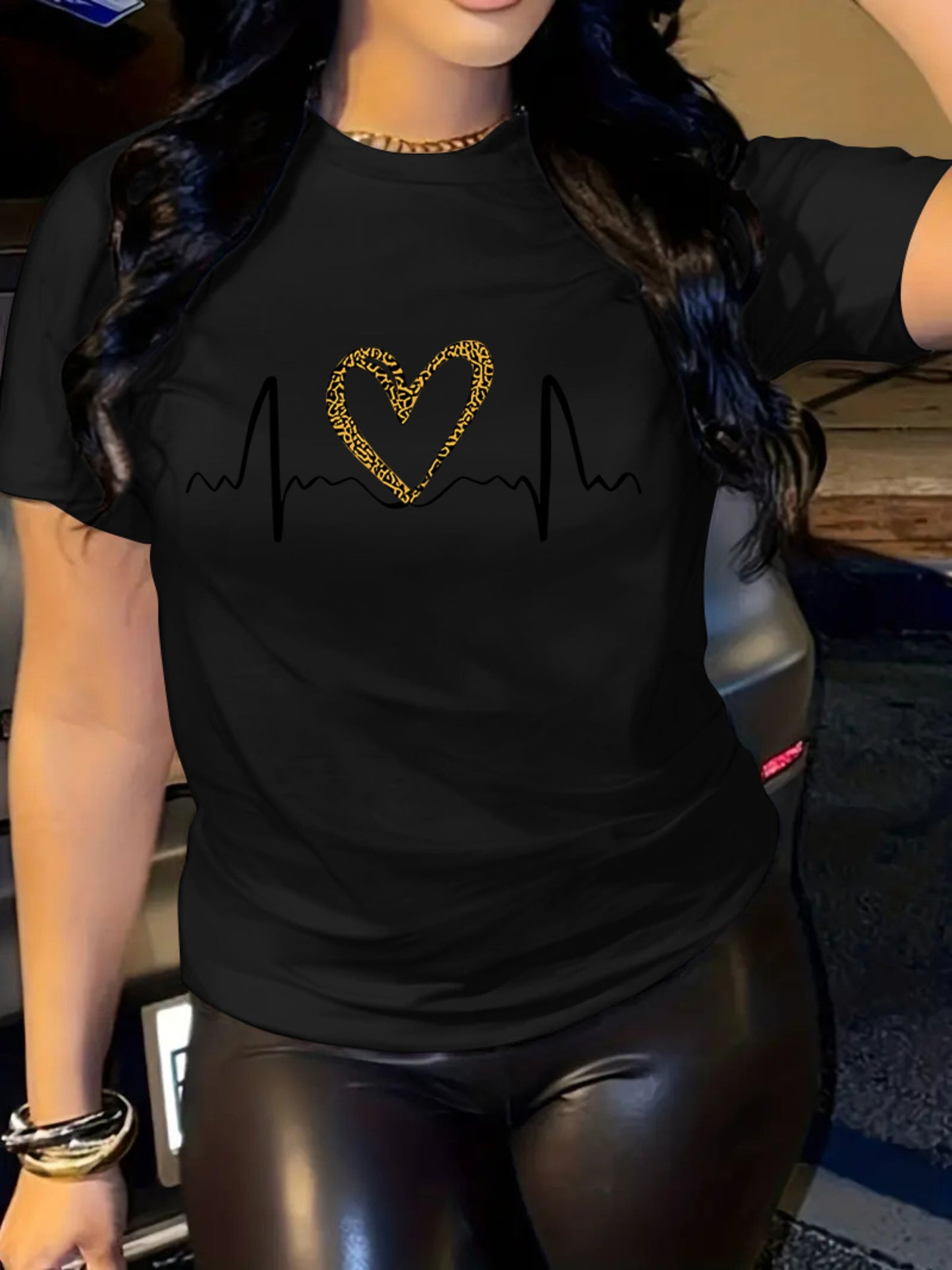 Leopard Heart Print Comfy T-Shirt, Round Neck Short Sleeve Sports Tee, Women's Activewear