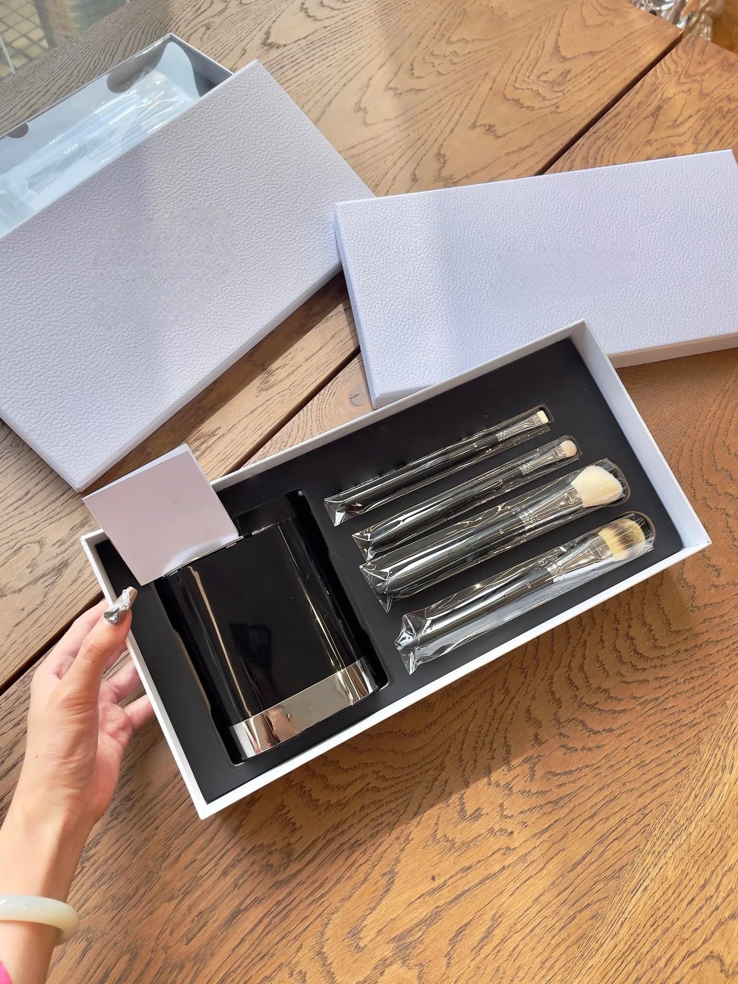 Beauty D Series Four Piece Makeup Brush Exquisite Useful Brushes Handy Timely Daily Use Attractive Gifting Super Eye Catching